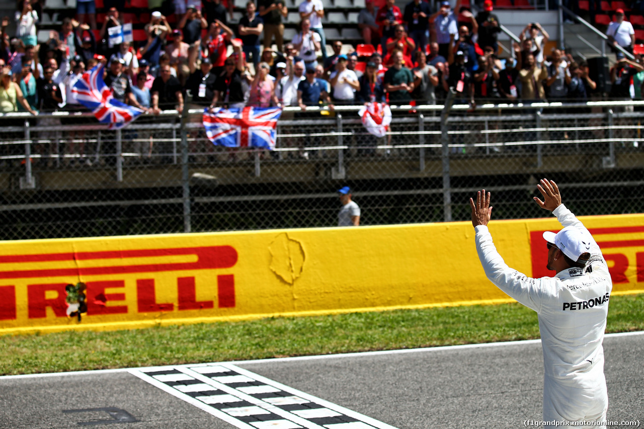 GP SPAGNA, Lewis Hamilton (GBR) Mercedes AMG F1 celebrates his pole position on the main straight after qualifying.
13.05.2017.