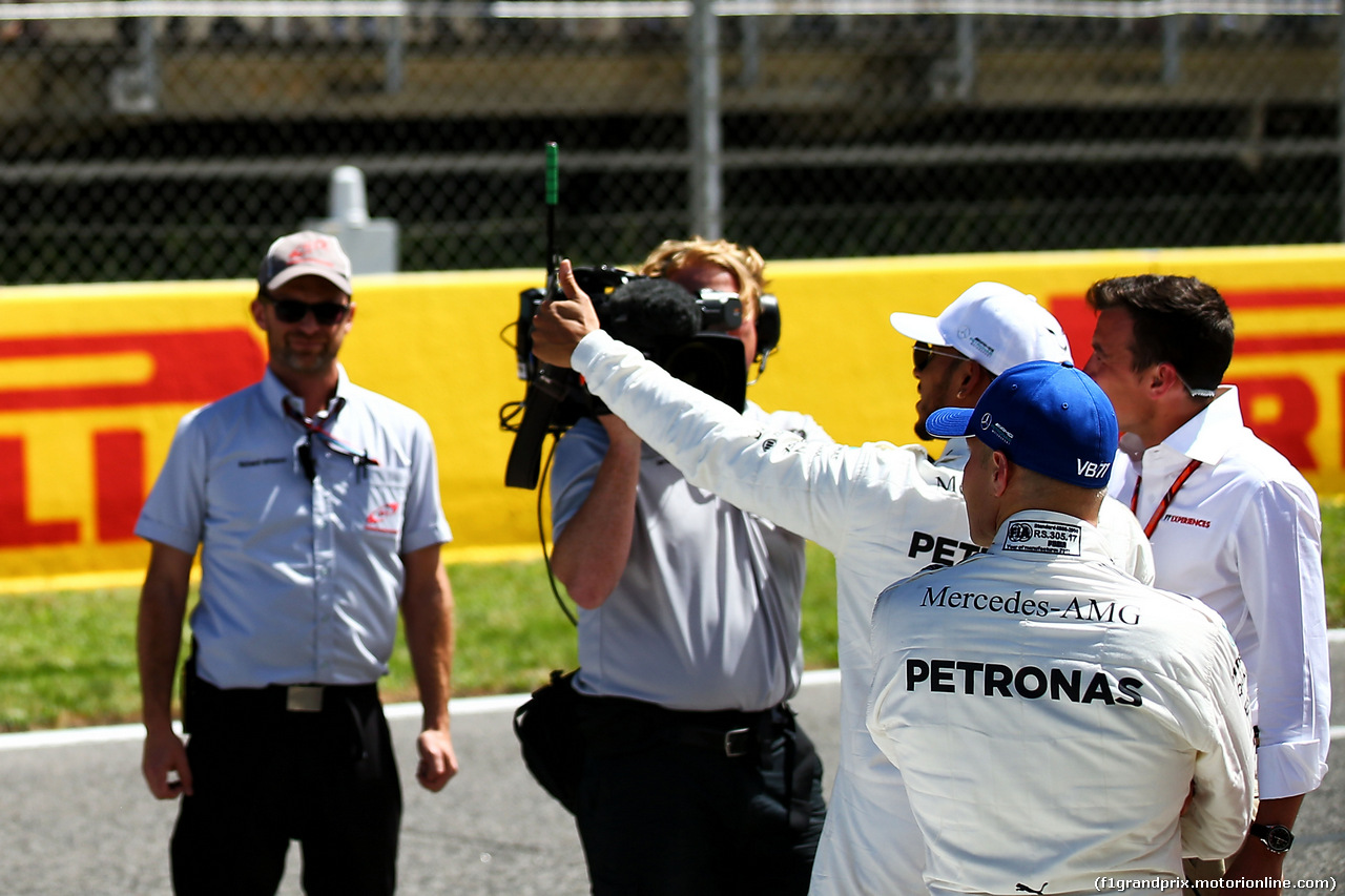 GP SPAGNA, Pole sitter Lewis Hamilton (GBR) Mercedes AMG F1 with Valtteri Bottas (FIN) Mercedes AMG F1 e Will Buxton (GBR) NBC Sports Network TV Presenter on the main straight after qualifying.
13.05.2017.