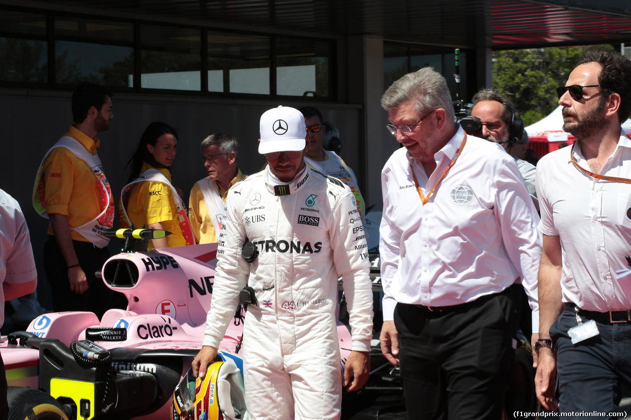 GP SPAGNA, 13.05.2017 - Qualifiche, Lewis Hamilton (GBR) Mercedes AMG F1 W08 pole position e Ross Brawn (GBR) Formula One Managing Director of Motorsports