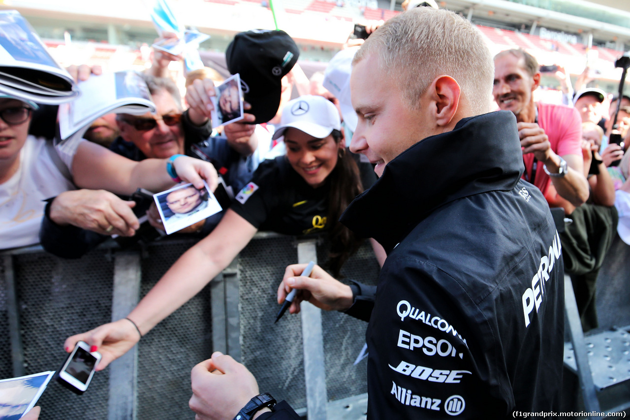 GP SPAGNA, Valtteri Bottas (FIN) Mercedes AMG F1 signs autographs for the fans.
11.05.2017.