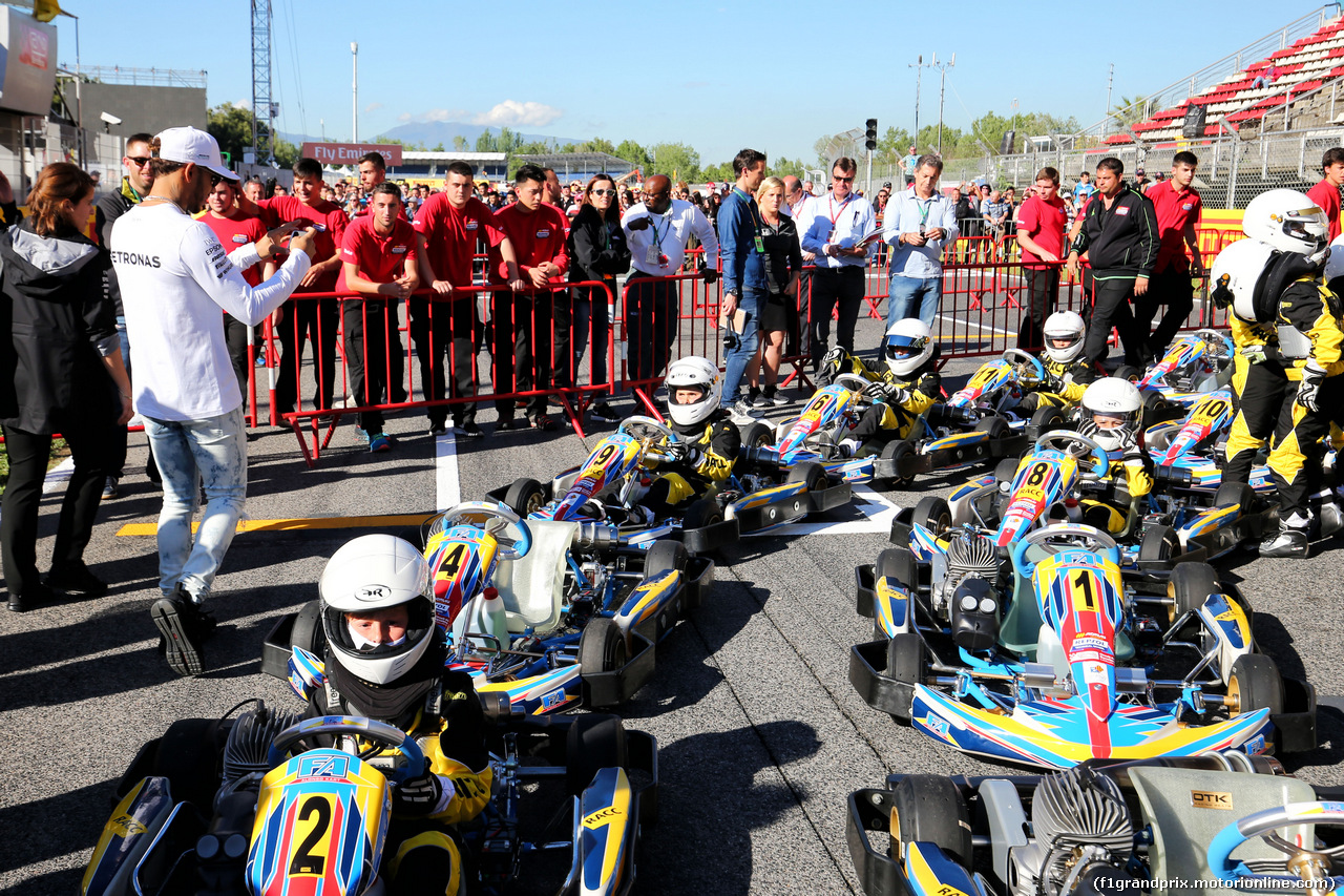 GP SPAGNA, Lewis Hamilton (GBR) Mercedes AMG F1 with young karters.
11.05.2017.