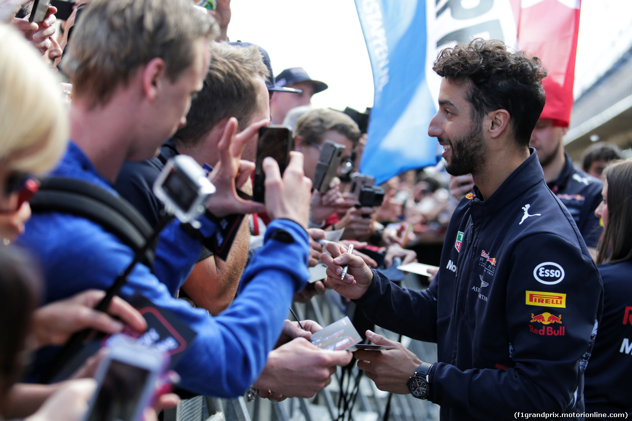 GP SPAGNA, Daniel Ricciardo (AUS) Red Bull Racing signs autographs for the fans.
11.05.2017.