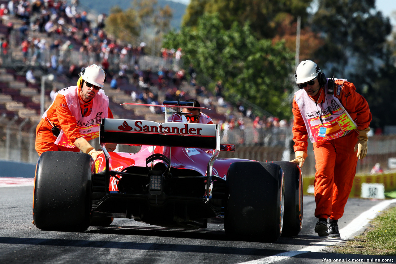 GP SPAGNA, Sebastian Vettel (GER) Ferrari SF70H is pushed back to the pits by meccanici after stopping in the first practice session.
12.05.2017.