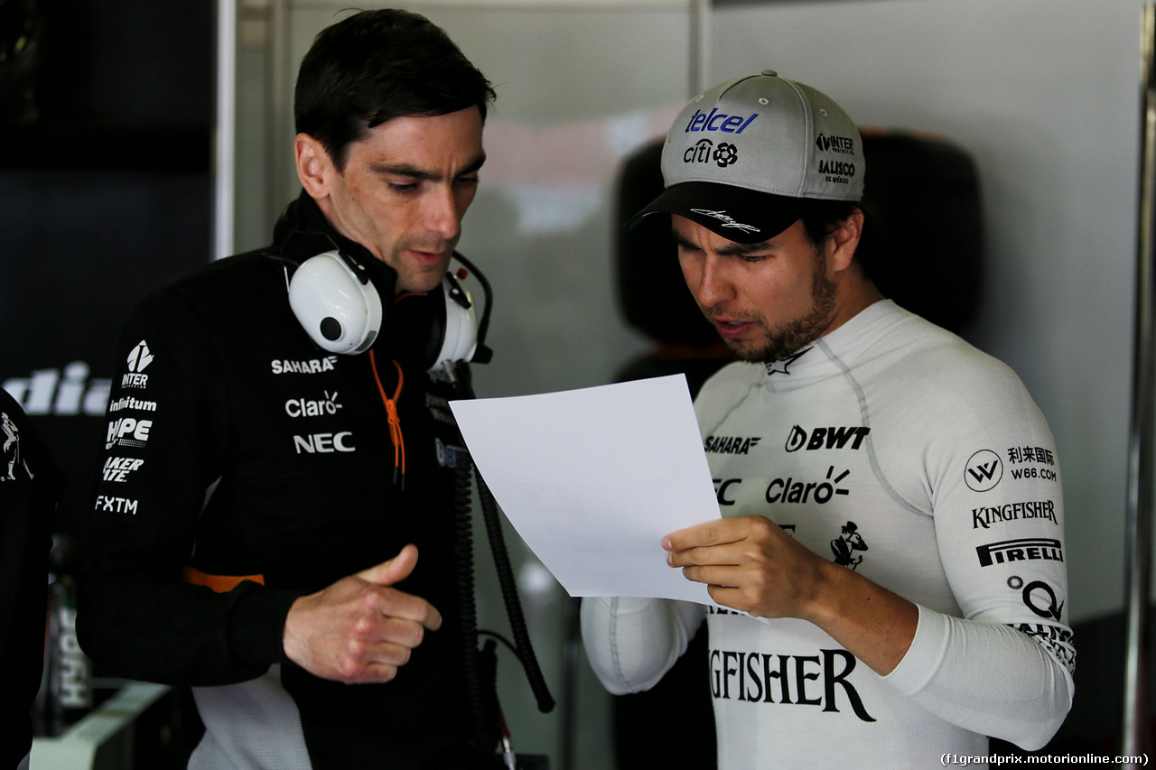 GP SPAGNA, (L to R): Tim Wright (GBR) Sahara Force India F1 Team Gara Engineer with Sergio Perez (MEX) Sahara Force India F1.
12.05.2017.