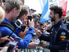 GP SPAGNA, Daniel Ricciardo (AUS) Red Bull Racing signs autographs for the fans.
11.05.2017.