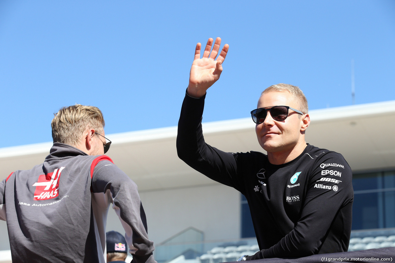 GP STATI UNITI, 22.10.2017 - Nico Hulkenberg (GER) Renault Sport F1 Team RS17 e Valtteri Bottas (FIN) Mercedes AMG F1 W08