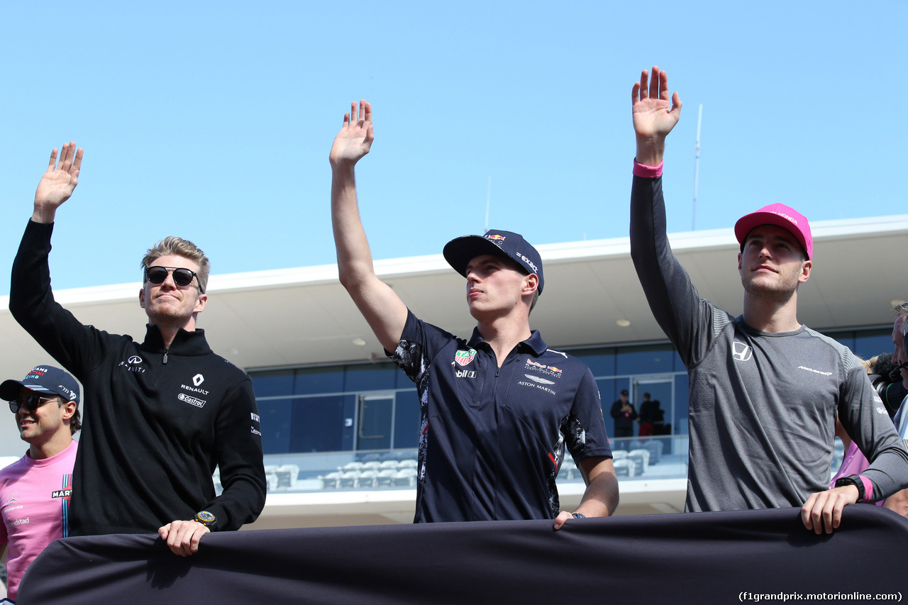 GP STATI UNITI, 22.10.2017 - Nico Hulkenberg (GER) Renault Sport F1 Team RS17, Max Verstappen (NED) Red Bull Racing RB13 e Stoffel Vandoorne (BEL) McLaren MCL32