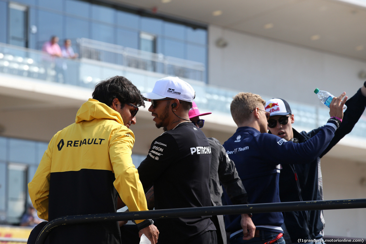 GP STATI UNITI, 22.10.2017 - Carlos Sainz Jr (ESP) Renault Sport F1 Team RS17 e Lewis Hamilton (GBR) Mercedes AMG F1 W08 at drivers parade