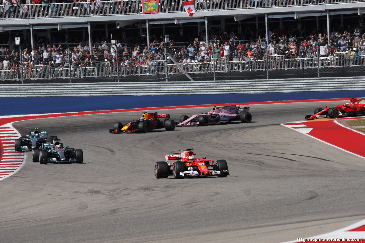 GP STATI UNITI, 22.10.2017 - Gara, Sebastian Vettel (GER) Ferrari SF70H davanti a Lewis Hamilton (GBR) Mercedes AMG F1 W08