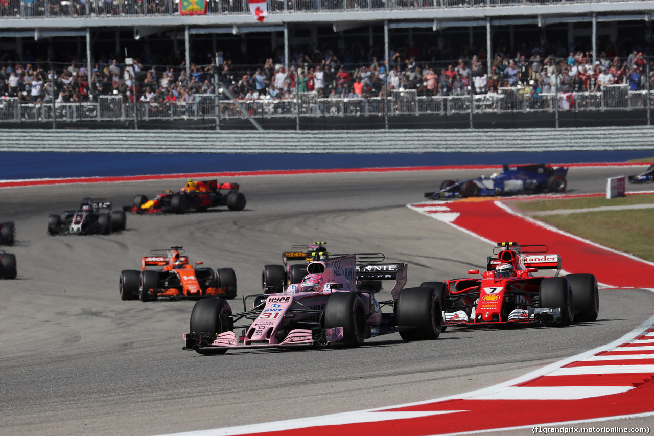 GP STATI UNITI, 22.10.2017 - Gara, Esteban Ocon (FRA) Sahara Force India F1 VJM10 e Kimi Raikkonen (FIN) Ferrari SF70H