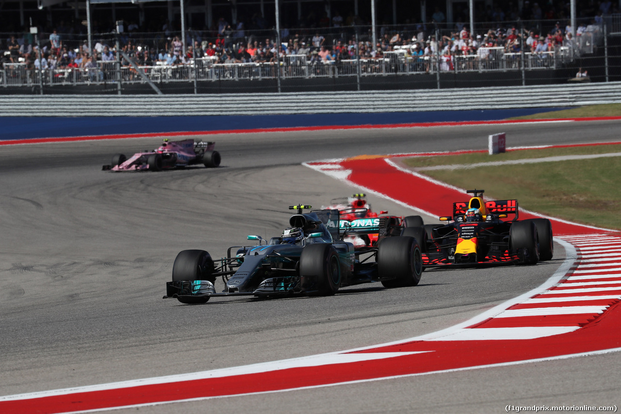 GP STATI UNITI, 22.10.2017 - Gara, Valtteri Bottas (FIN) Mercedes AMG F1 W08 davanti a Daniel Ricciardo (AUS) Red Bull Racing RB13