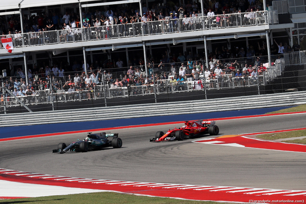 GP STATI UNITI, 22.10.2017 - Gara, Lewis Hamilton (GBR) Mercedes AMG F1 W08 e Sebastian Vettel (GER) Ferrari SF70H