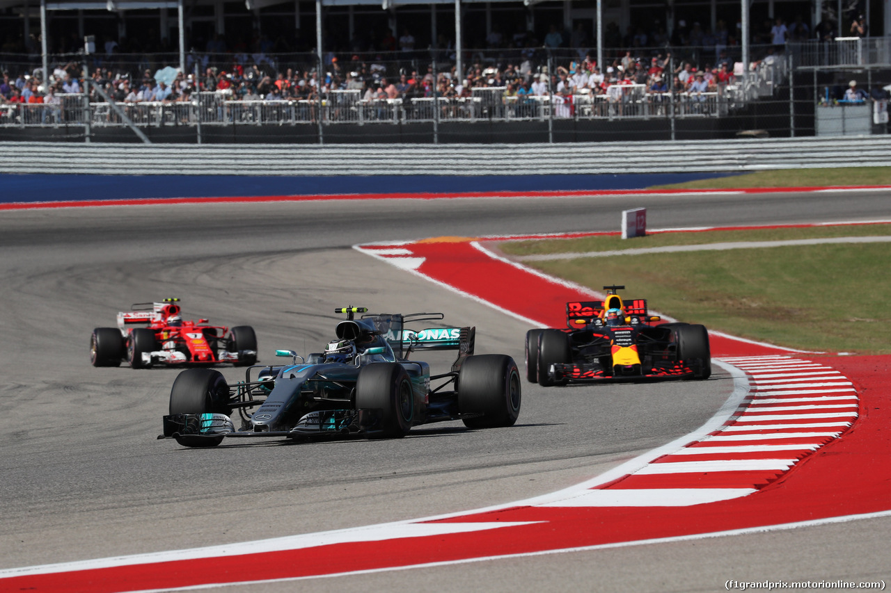 GP STATI UNITI, 22.10.2017 - Gara, Valtteri Bottas (FIN) Mercedes AMG F1 W08 davanti a Daniel Ricciardo (AUS) Red Bull Racing RB13