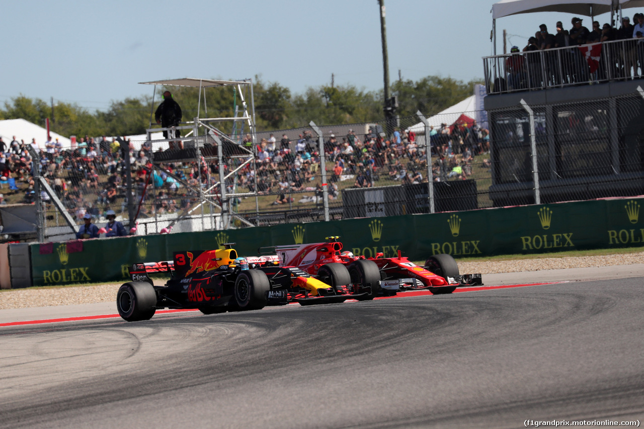 GP STATI UNITI, 22.10.2017 - Gara, Daniel Ricciardo (AUS) Red Bull Racing RB13 e Kimi Raikkonen (FIN) Ferrari SF70H