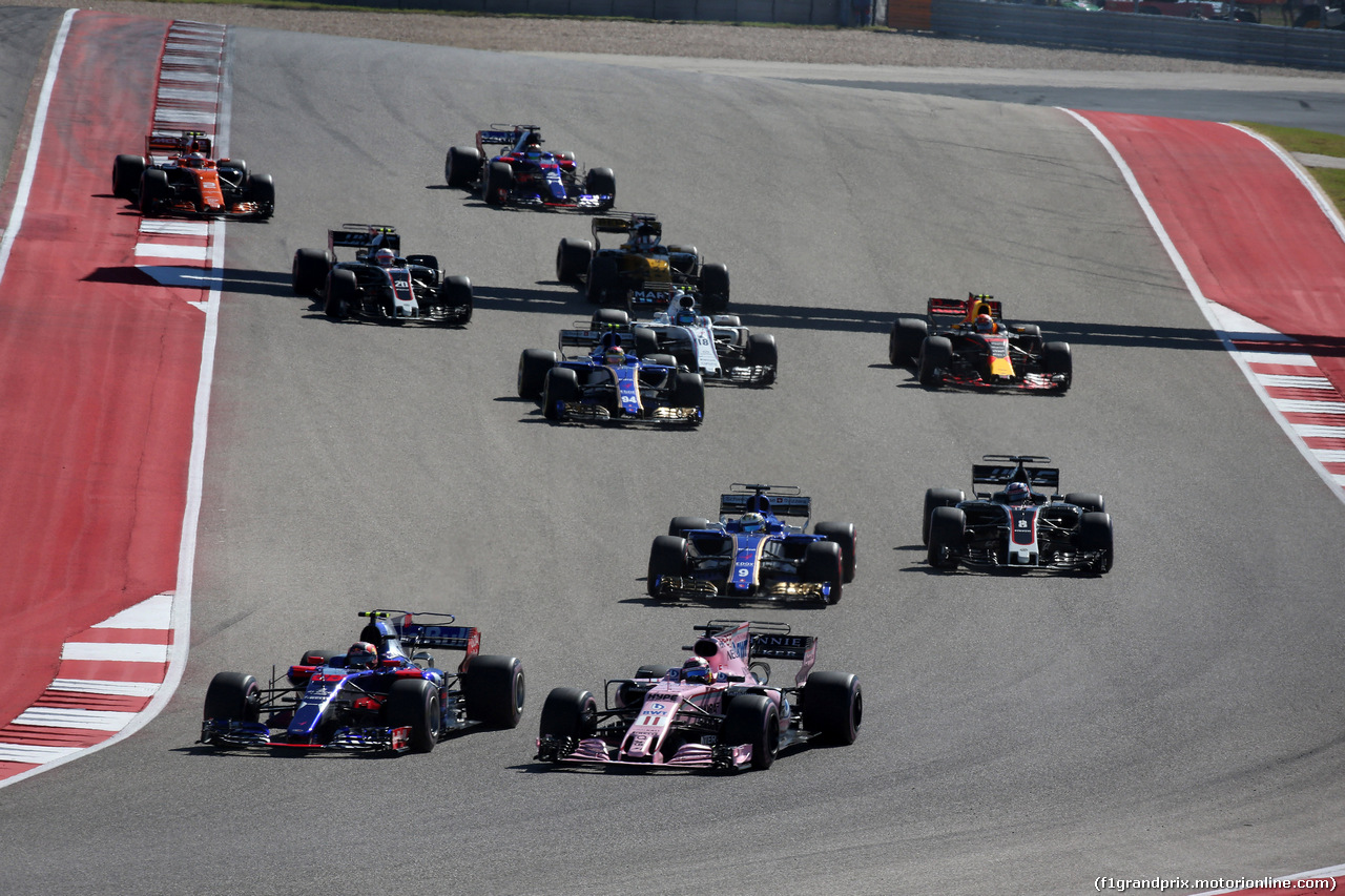 GP STATI UNITI, 22.10.2017 - Gara, Daniil Kvyat (RUS) Scuderia Toro Rosso STR12 e Sergio Perez (MEX) Sahara Force India F1 VJM010