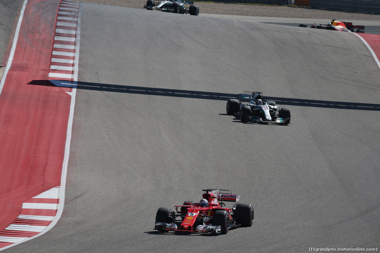 GP STATI UNITI, 22.10.2017 - Gara, Sebastian Vettel (GER) Ferrari SF70H davanti a Lewis Hamilton (GBR) Mercedes AMG F1 W08