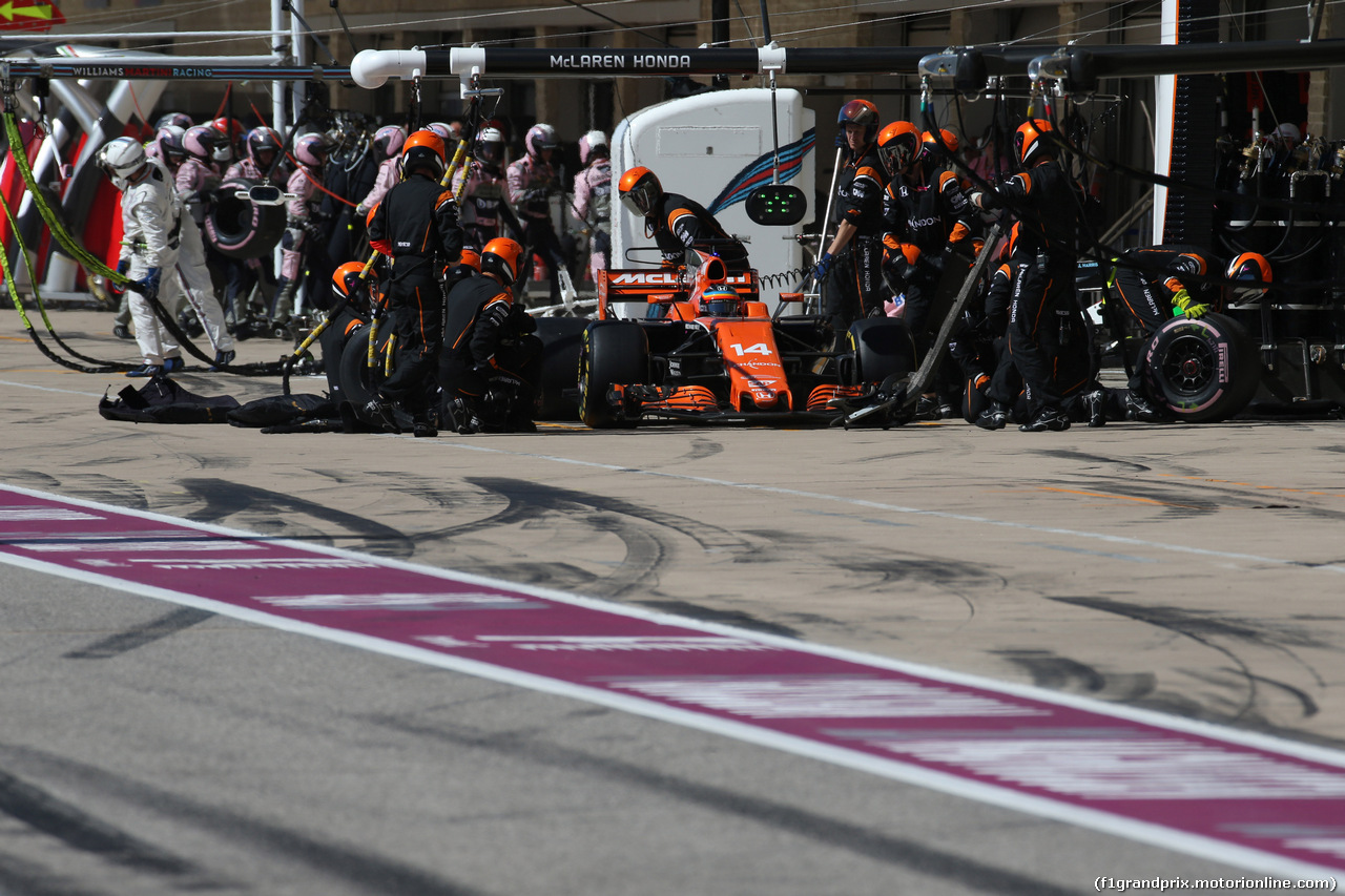 GP STATI UNITI, 22.10.2017 - Gara, Pit lane, Fernando Alonso (ESP) McLaren MCL32