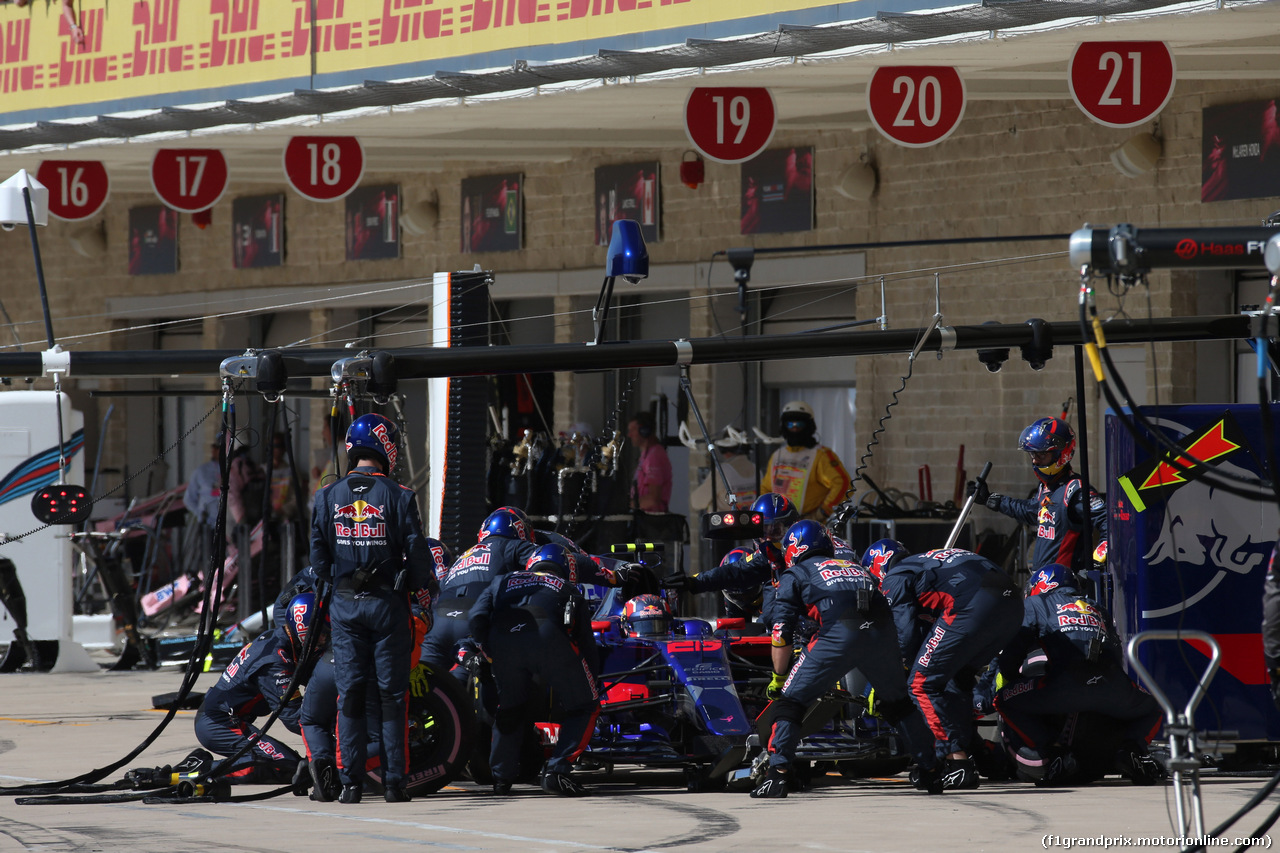 GP STATI UNITI, 22.10.2017 - Gara, Pit lane, Daniil Kvyat (RUS) Scuderia Toro Rosso STR12