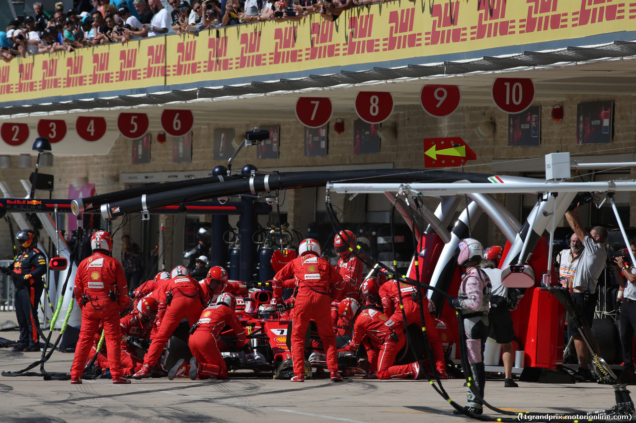 GP STATI UNITI, 22.10.2017 - Gara, Pit lane, Kimi Raikkonen (FIN) Ferrari SF70H