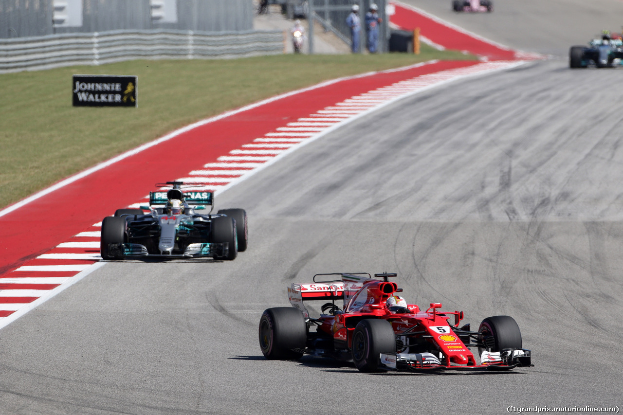 GP STATI UNITI, 22.10.2017 - Gara, Sebastian Vettel (GER) Ferrari SF70H davanti a Lewis Hamilton (GBR) Mercedes AMG F1 W08