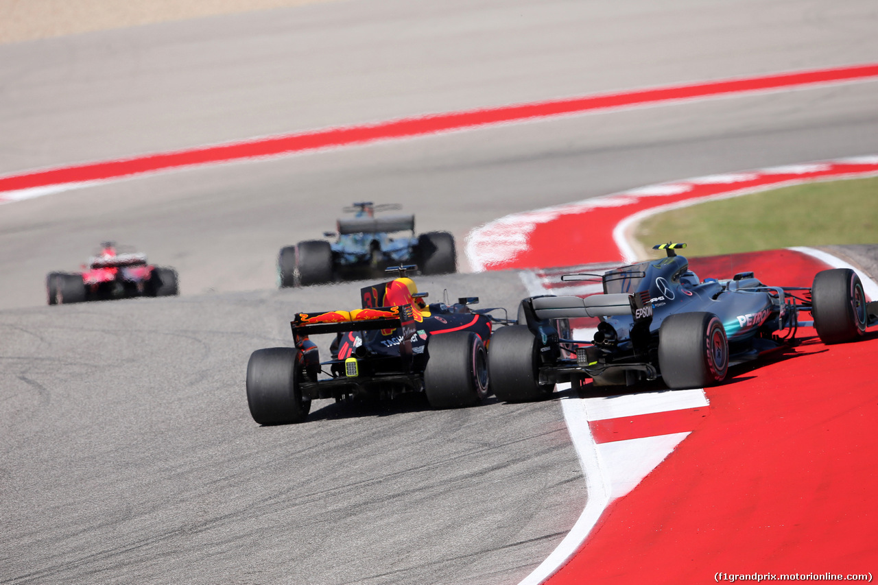 GP STATI UNITI, 22.10.2017 - Gara, Daniel Ricciardo (AUS) Red Bull Racing RB13 e Valtteri Bottas (FIN) Mercedes AMG F1 W08