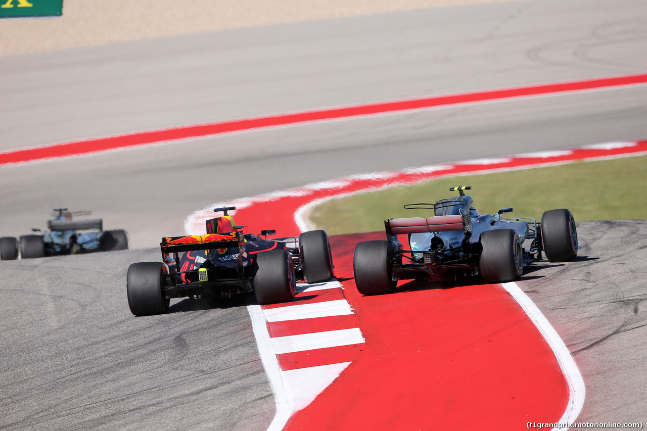 GP STATI UNITI, 22.10.2017 - Gara, Daniel Ricciardo (AUS) Red Bull Racing RB13 e Valtteri Bottas (FIN) Mercedes AMG F1 W08
