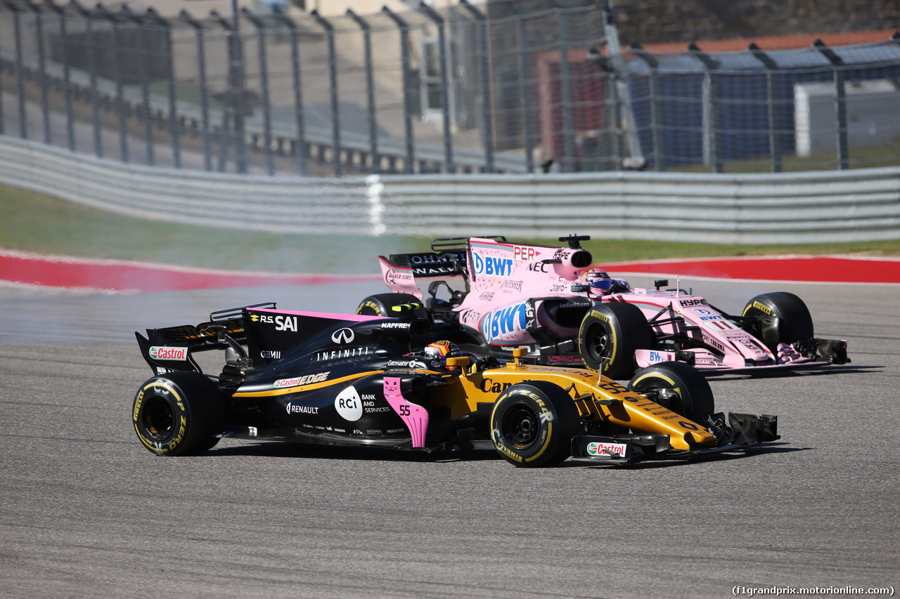 GP STATI UNITI, 22.10.2017 - Gara, Carlos Sainz Jr (ESP) Renault Sport F1 Team RS17 e Sergio Perez (MEX) Sahara Force India F1 VJM010