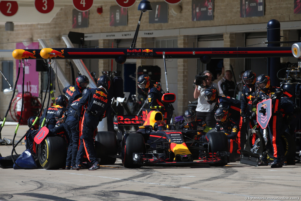 GP STATI UNITI, 22.10.2017 - Gara, Pit stop, Max Verstappen (NED) Red Bull Racing RB13