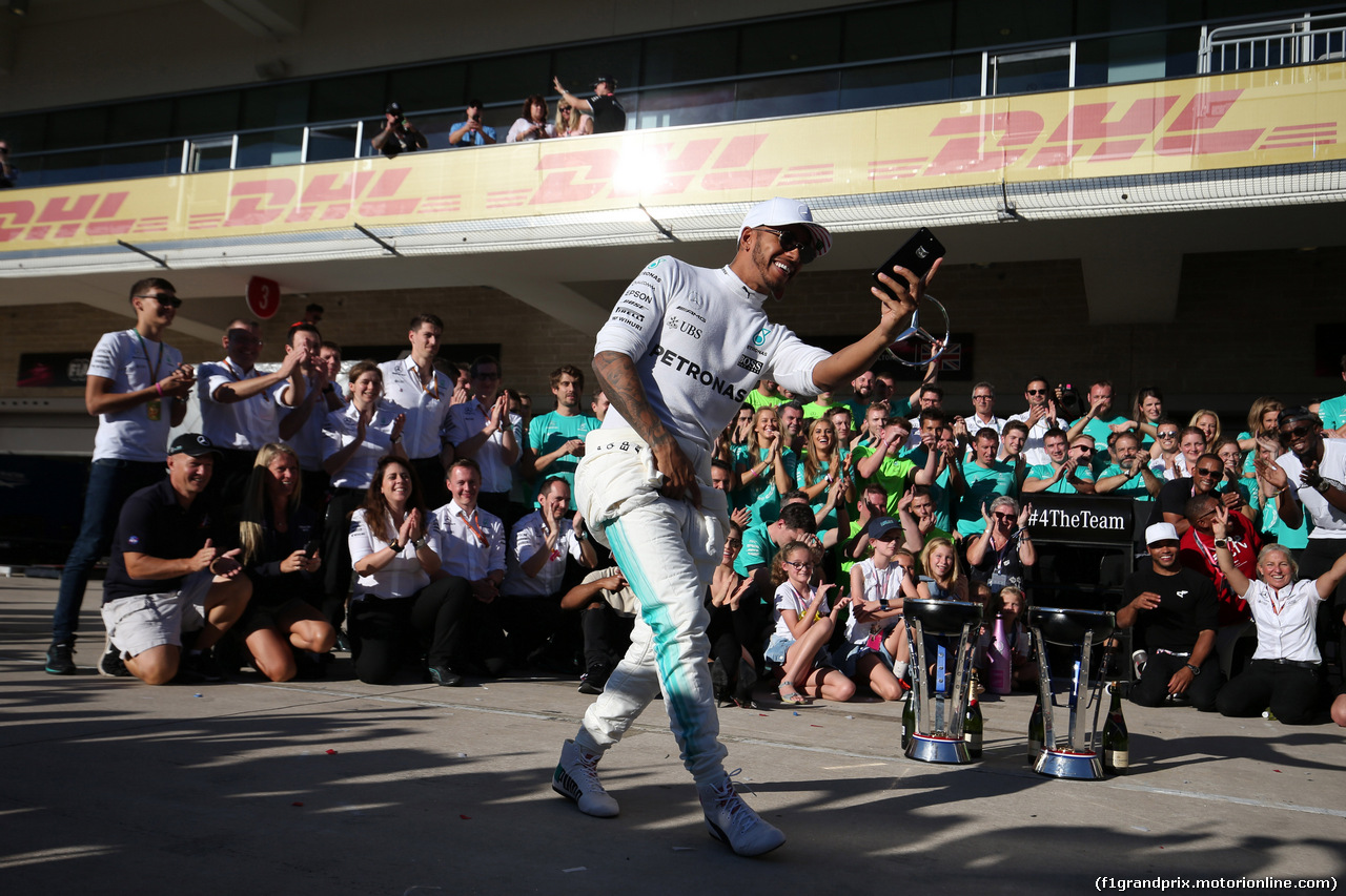 GP STATI UNITI, 22.10.2017 - Gara, Festeggiamenti, Lewis Hamilton (GBR) Mercedes AMG F1 W08 vincitore