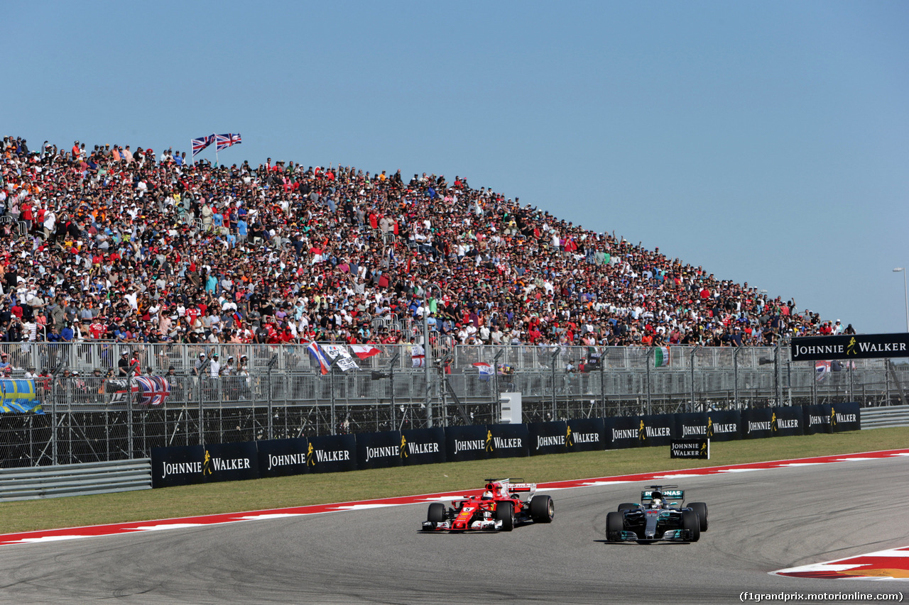 GP STATI UNITI, 22.10.2017 - Gara, Lewis Hamilton (GBR) Mercedes AMG F1 W08 pass Sebastian Vettel (GER) Ferrari SF70H