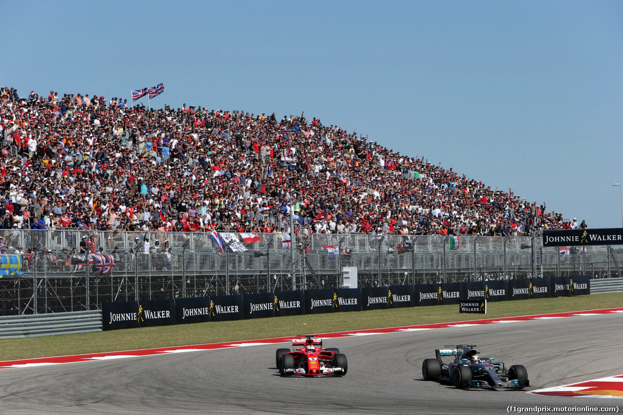 GP STATI UNITI, 22.10.2017 - Gara, Lewis Hamilton (GBR) Mercedes AMG F1 W08 pass Sebastian Vettel (GER) Ferrari SF70H