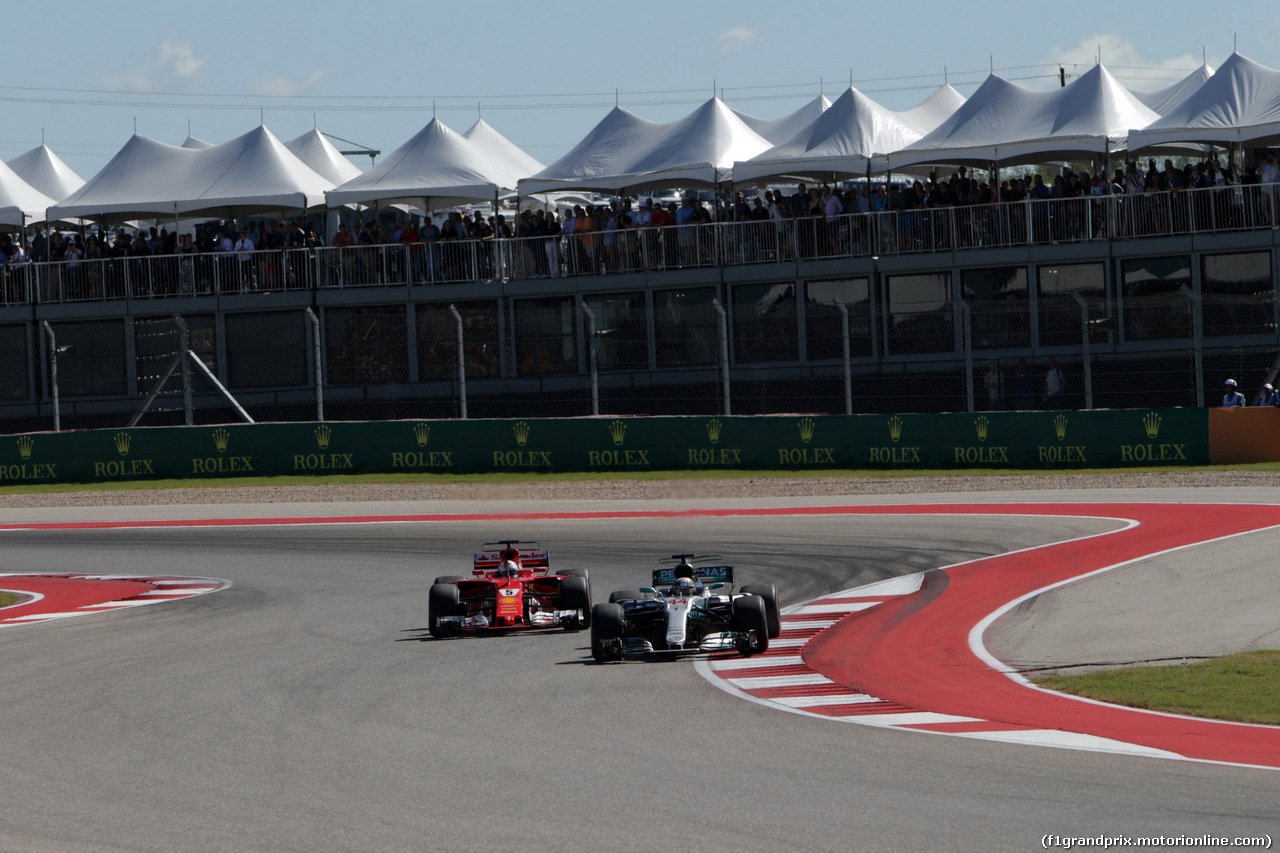 GP STATI UNITI, 22.10.2017 - Gara, Lewis Hamilton (GBR) Mercedes AMG F1 W08 davanti a Sebastian Vettel (GER) Ferrari SF70H