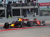 GP STATI UNITI, 22.10.2017 - Gara, Daniel Ricciardo (AUS) Red Bull Racing RB13 e Kimi Raikkonen (FIN) Ferrari SF70H