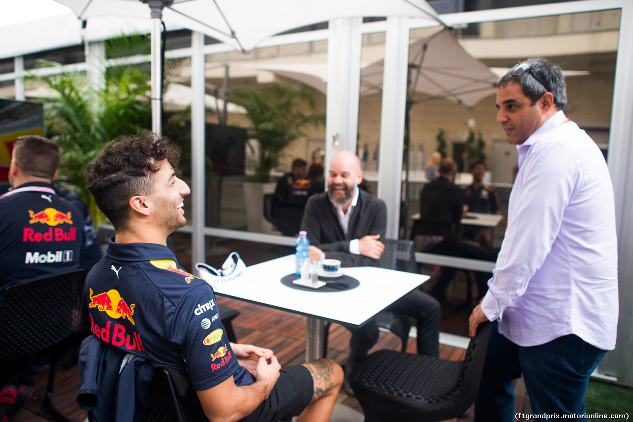 GP STATI UNITI, 21.10.2017 - Prove Libere 3, Daniel Ricciardo (AUS) Red Bull Racing RB13 e Juan Pablo Montoya (COL)