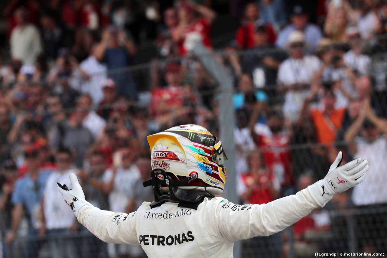 GP STATI UNITI, 21.10.2017 - Qualifiche, Lewis Hamilton (GBR) Mercedes AMG F1 W08 pole position