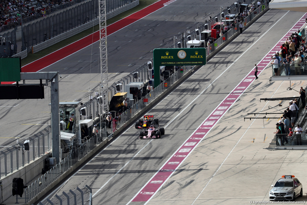 GP STATI UNITI, 21.10.2017 - Qualifiche, Sergio Perez (MEX) Sahara Force India F1 VJM010 e Daniel Ricciardo (AUS) Red Bull Racing RB13