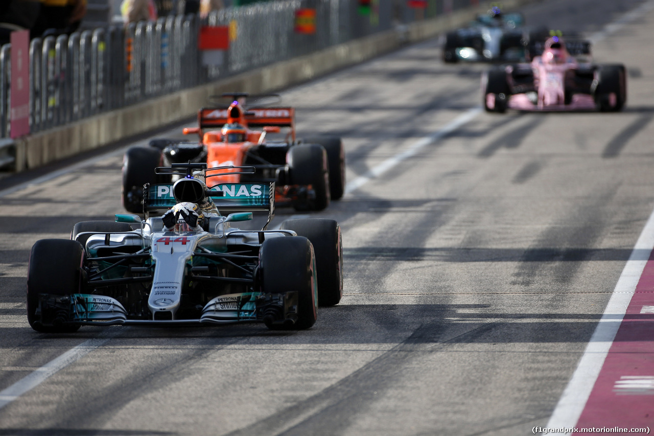 GP STATI UNITI, 21.10.2017 - Qualifiche, Lewis Hamilton (GBR) Mercedes AMG F1 W08 pole position