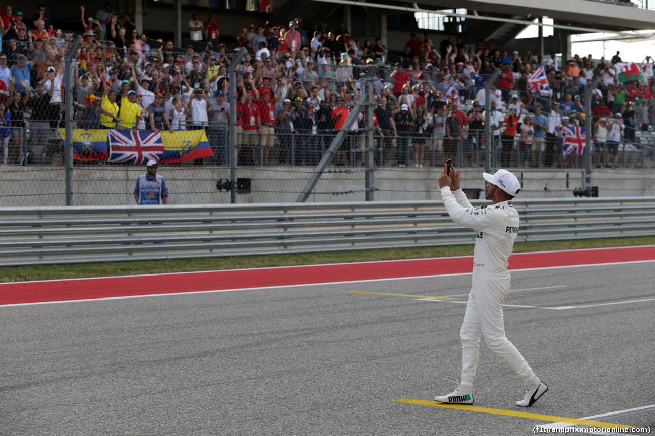 GP STATI UNITI, 21.10.2017 - Qualifiche, Lewis Hamilton (GBR) Mercedes AMG F1 W08 pole position