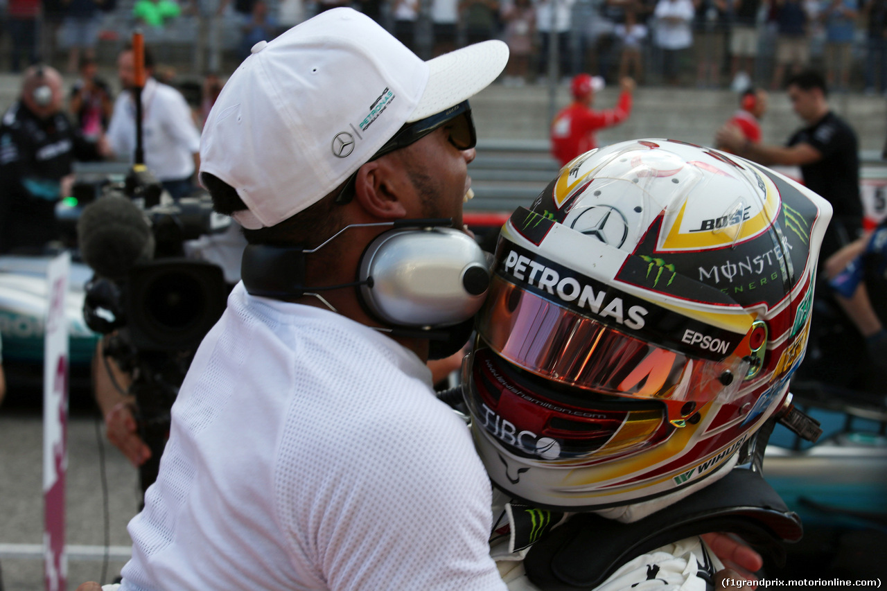 GP STATI UNITI, 21.10.2017 - Qualifiche, Lewis Hamilton (GBR) Mercedes AMG F1 W08 pole position with his brother Nicolas Hamilton (GBR)