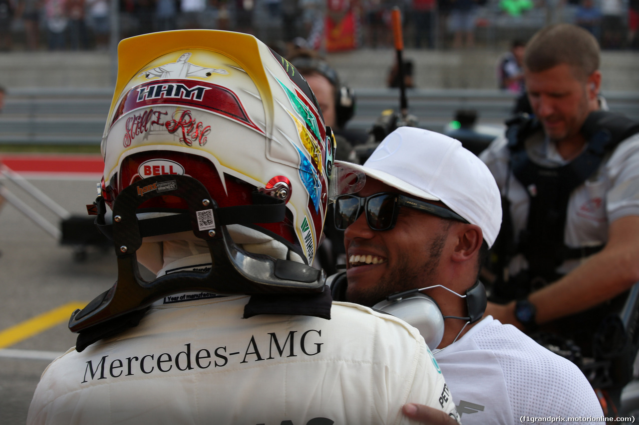 GP STATI UNITI, 21.10.2017 - Qualifiche, Lewis Hamilton (GBR) Mercedes AMG F1 W08 pole position with his brother Nicolas Hamilton (GBR)