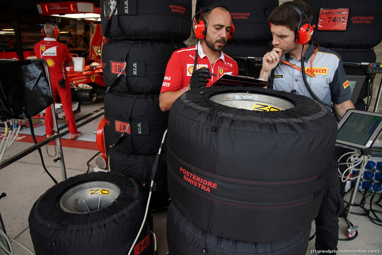 GP STATI UNITI, 20.10.2017 - Prove Libere 1, Pirelli Tyres e OZ Wheels