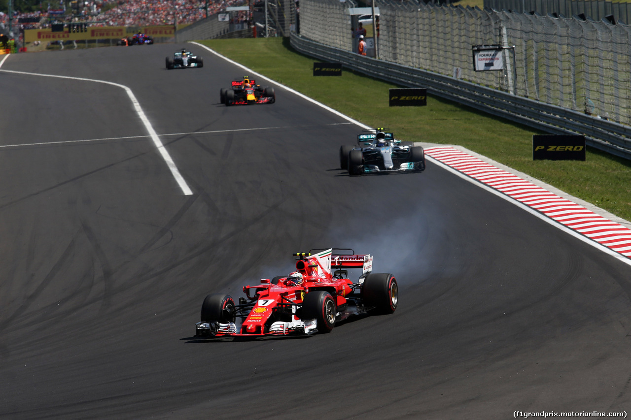 GP UNGHERIA, 30.07.2017 - Gara, Kimi Raikkonen (FIN) Ferrari SF70H davanti a Valtteri Bottas (FIN) Mercedes AMG F1 W08