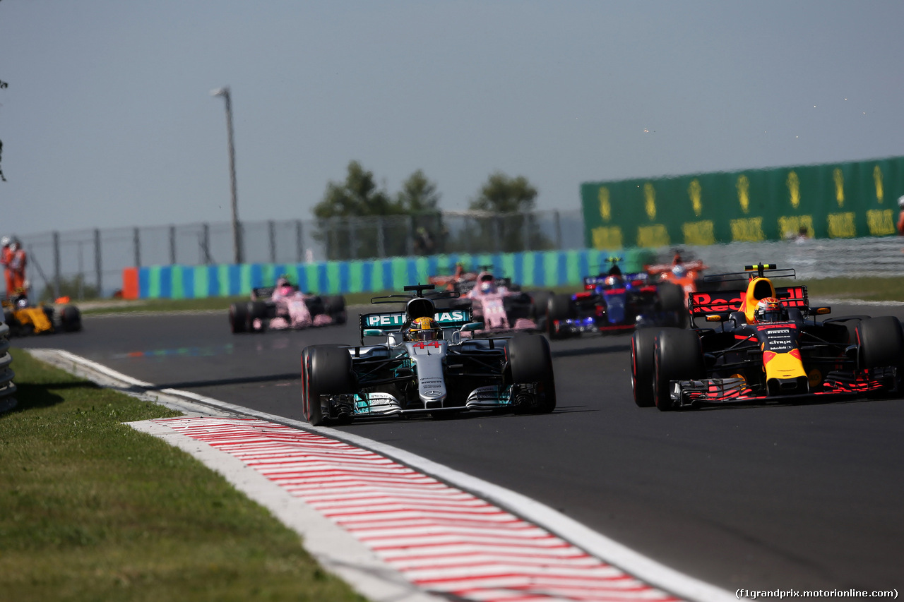 GP UNGHERIA, 30.07.2017 - Gara, Lewis Hamilton (GBR) Mercedes AMG F1 W08 e Max Verstappen (NED) Red Bull Racing RB13