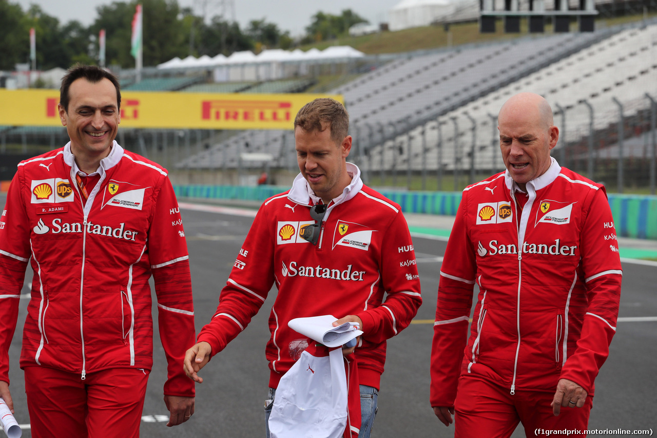 GP UNGHERIA, 27.07.2017 - Riccardo Adami (ITA) Ferrari Gara Engineer, Sebastian Vettel (GER) Ferrari SF70H e Jock Clear (GBR) Ferrari Engineering Director