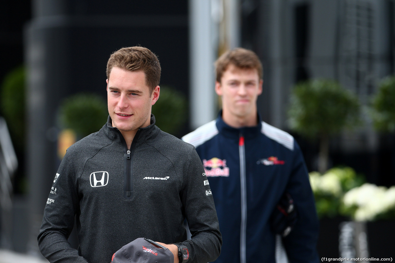 GP UNGHERIA, 27.07.2017 - Stoffel Vandoorne (BEL) McLaren MCL32  e Daniil Kvyat (RUS) Scuderia Toro Rosso STR12