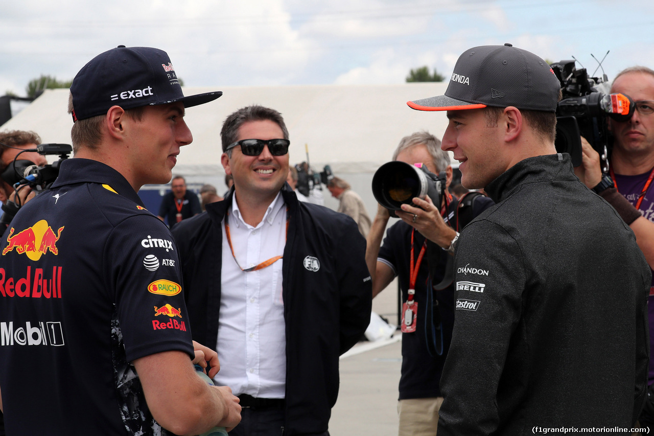 GP UNGHERIA, 27.07.2017 - Max Verstappen (NED) Red Bull Racing RB13 e Stoffel Vandoorne (BEL) McLaren MCL32