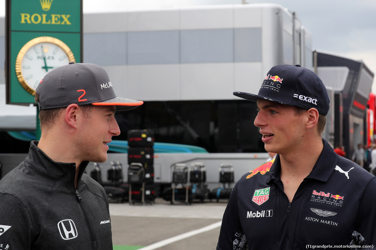 GP UNGHERIA, 27.07.2017 - Stoffel Vandoorne (BEL) McLaren MCL32 e Max Verstappen (NED) Red Bull Racing RB13
