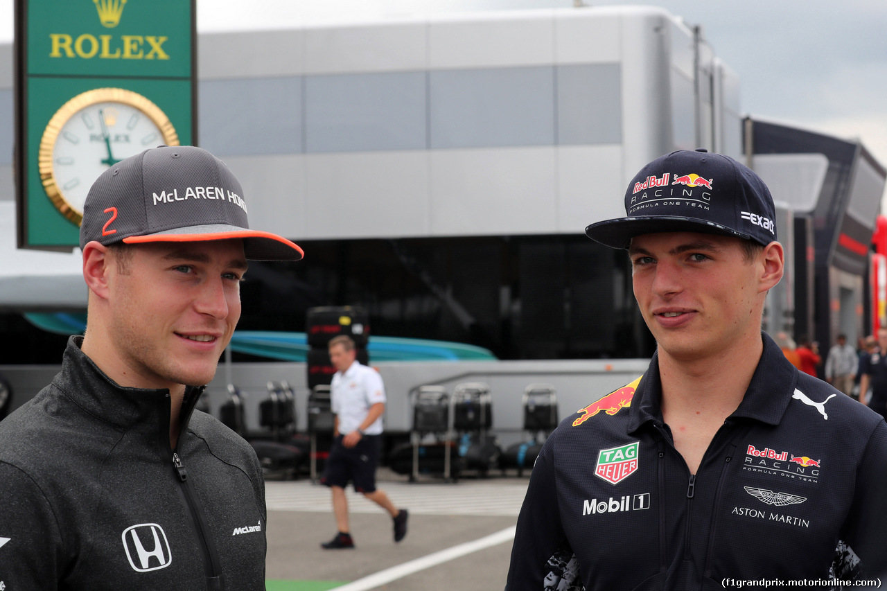 GP UNGHERIA, 27.07.2017 - Stoffel Vandoorne (BEL) McLaren MCL32 e Max Verstappen (NED) Red Bull Racing RB13