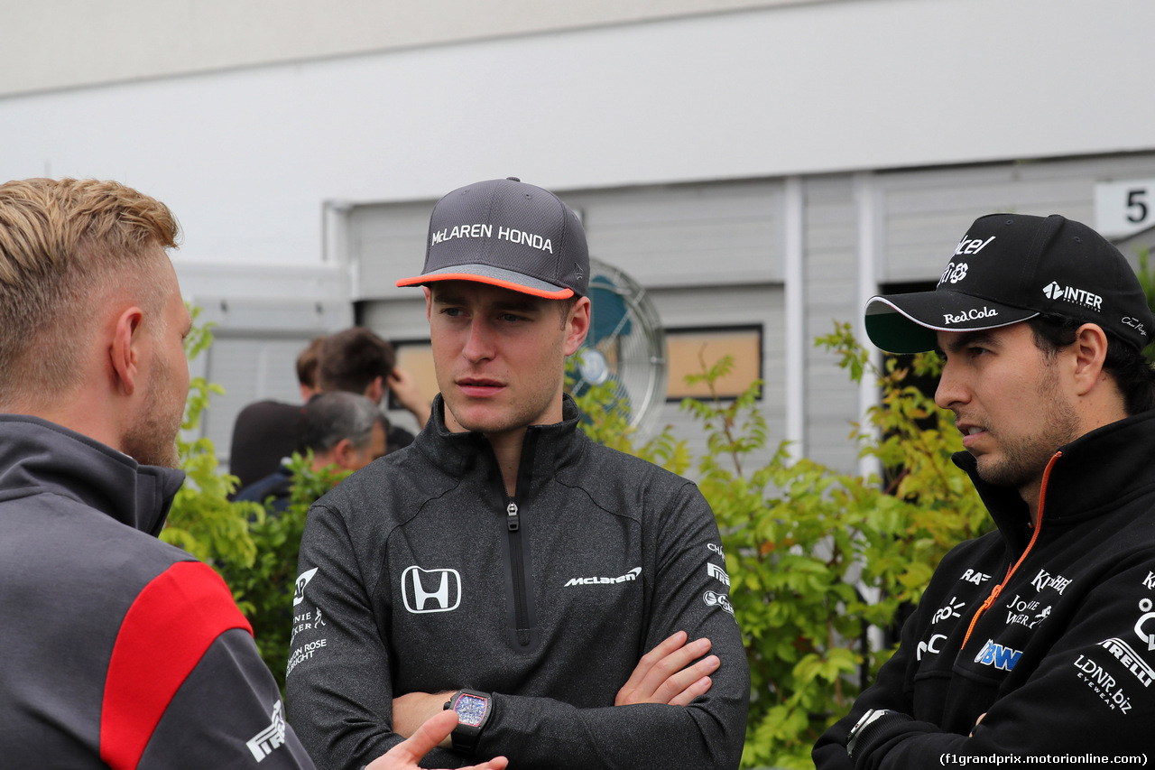 GP UNGHERIA, 27.07.2017 - Kevin Magnussen (DEN) Haas F1 Team VF-17, Stoffel Vandoorne (BEL) McLaren MCL32 e Sergio Perez (MEX) Sahara Force India F1 VJM010