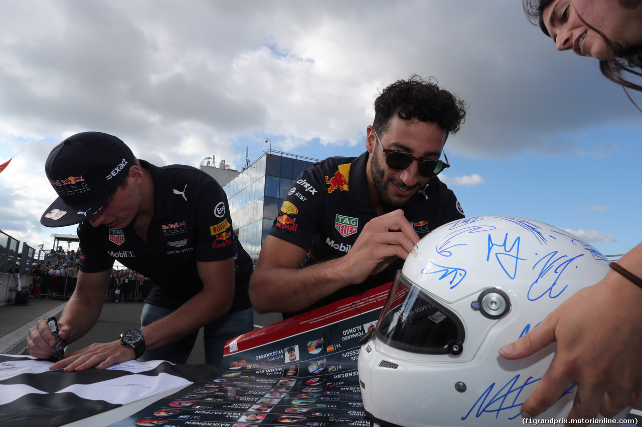 GP UNGHERIA, 27.07.2017 - Max Verstappen (NED) Red Bull Racing RB13 e Daniel Ricciardo (AUS) Red Bull Racing RB13